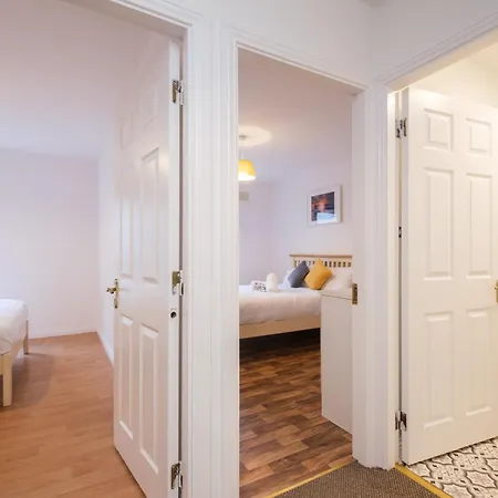 Stylish Centre Townhouse, Sleeps 12 With Parking Galway